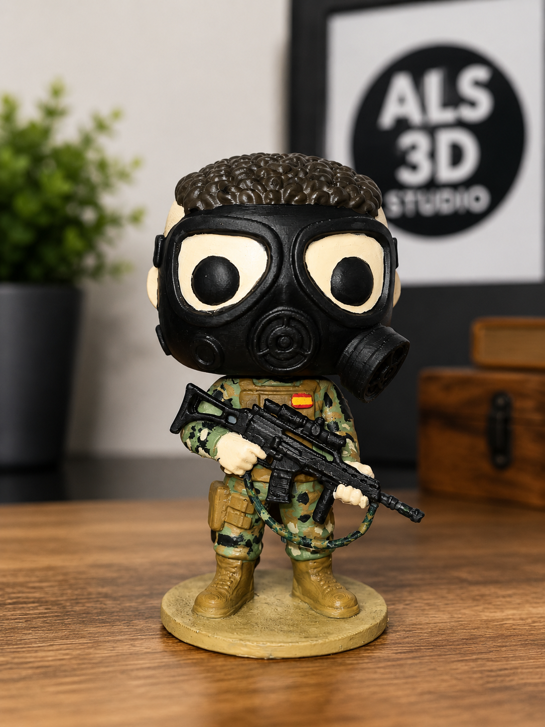Figura personalizada con equipamiento t&aacute;ctico y acabado pintado