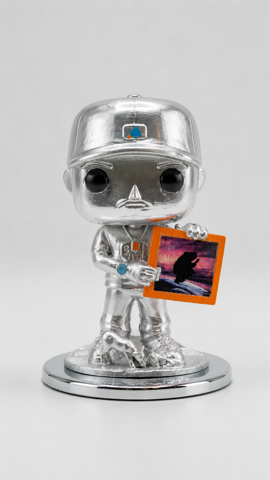 Figura estilo coleccionable de ciencia ficci&oacute;n con accesorio y peana